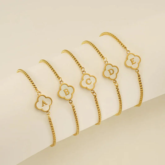 2023 New Design Gold Plated Stainless Steel A- Z Letter Bracelet Adjustable Inlaid Natural Shell Five Leaf Clover Bracelet